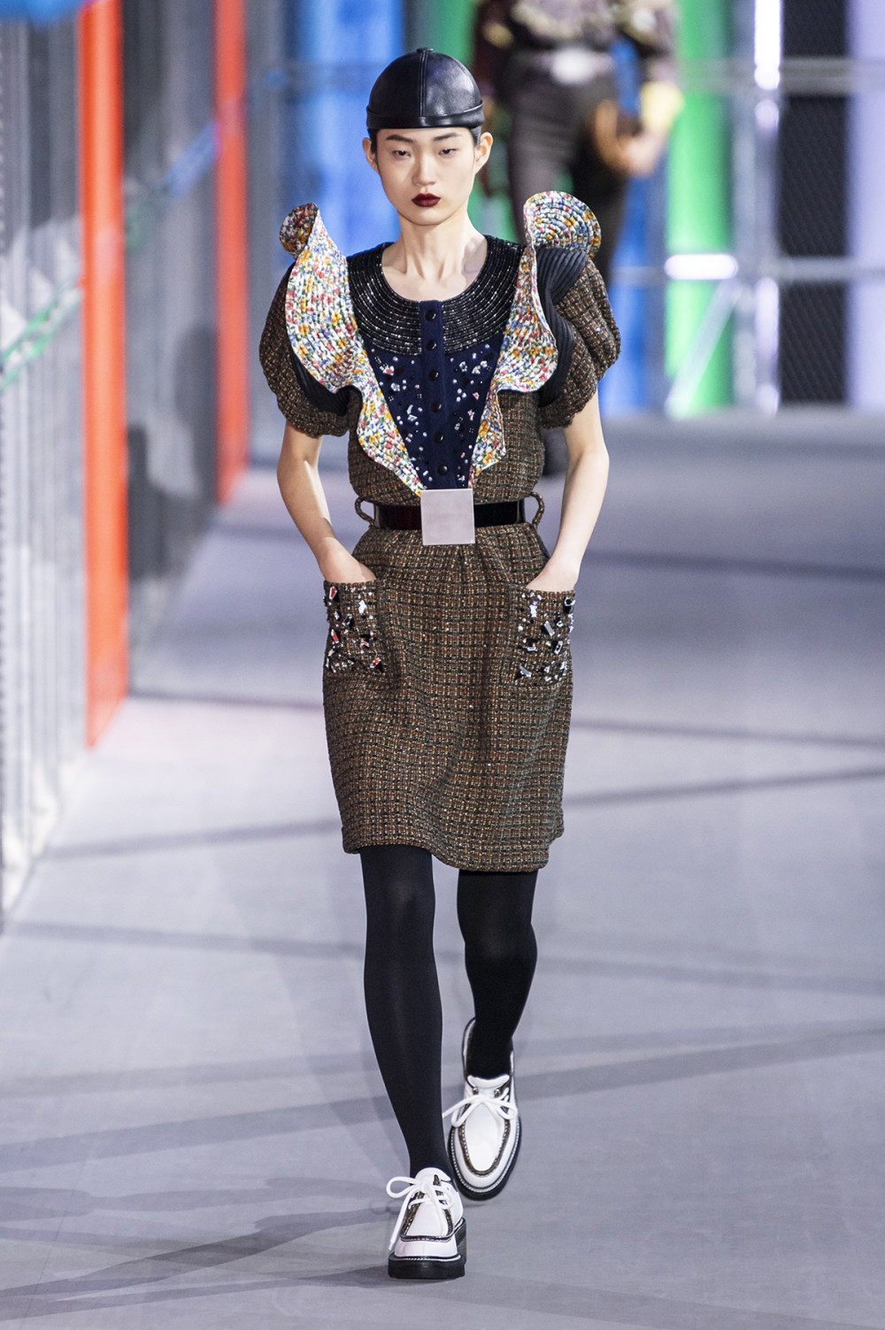 Louis Vuitton时装系列突出肩部和袖子到八十年代風格的电力套装-14.jpg