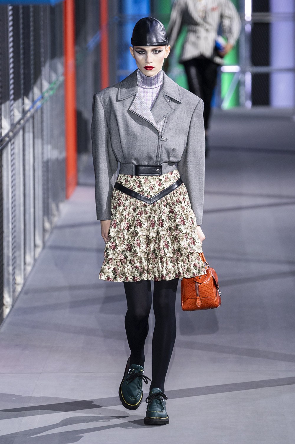 Louis Vuitton时装系列突出肩部和袖子到八十年代風格的电力套装-28.jpg