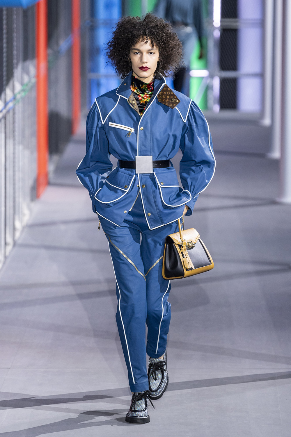 Louis Vuitton时装系列突出肩部和袖子到八十年代風格的电力套装-32.jpg