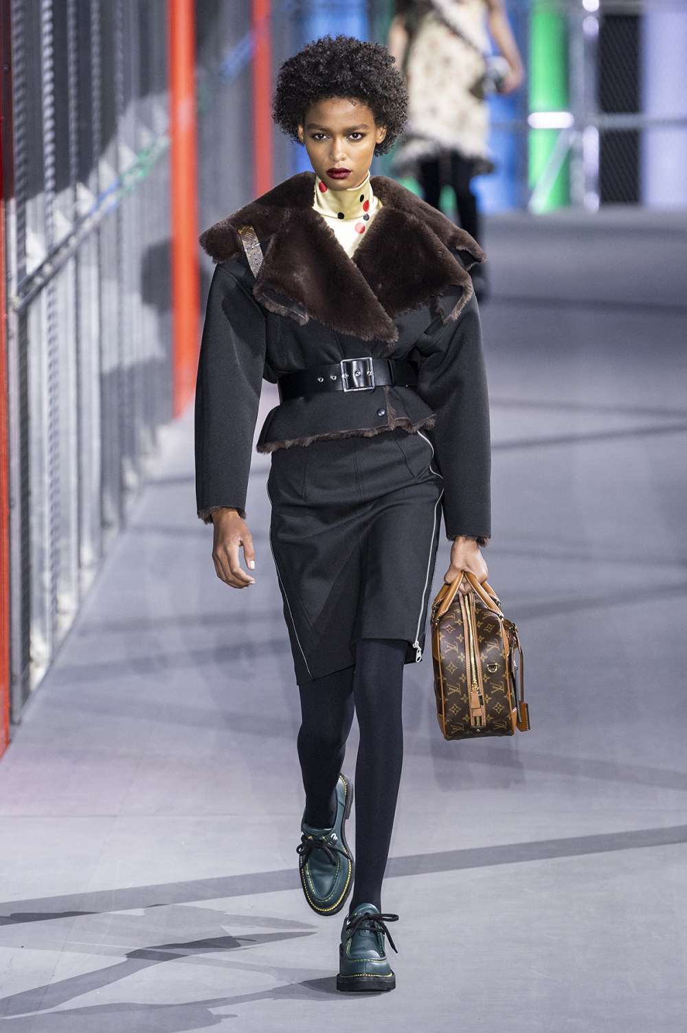 Louis Vuitton时装系列突出肩部和袖子到八十年代風格的电力套装-41.jpg