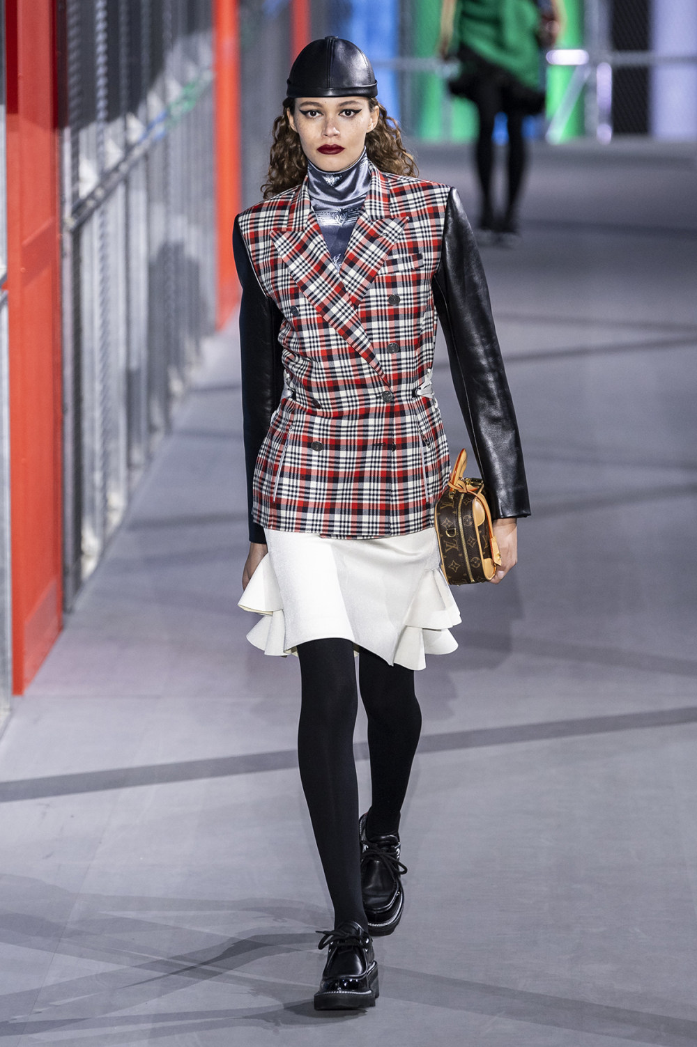 Louis Vuitton时装系列突出肩部和袖子到八十年代風格的电力套装-43.jpg