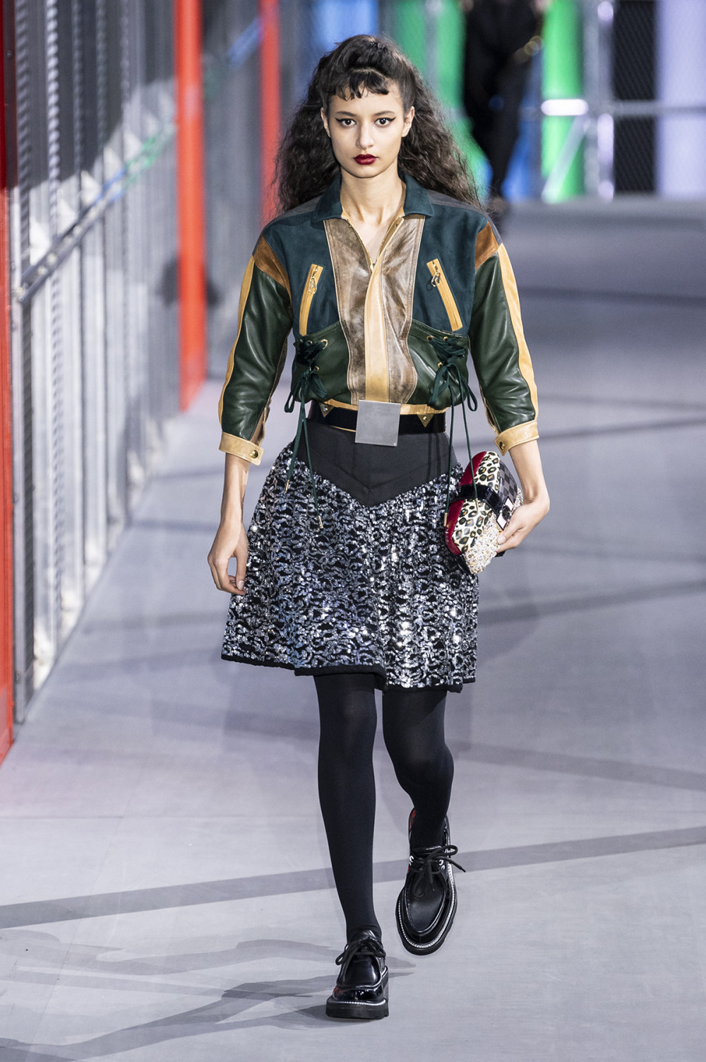 Louis Vuitton时装系列突出肩部和袖子到八十年代風格的电力套装-56.jpg