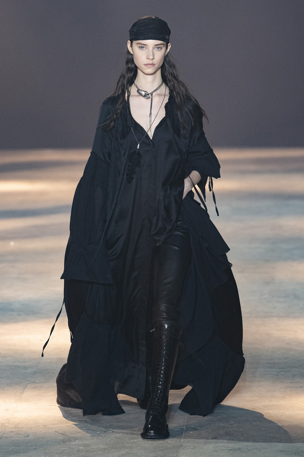 Ann Demeulemeester时装系列轻盈的丝绸连衣裙沿着跑道漂浮-2.jpg