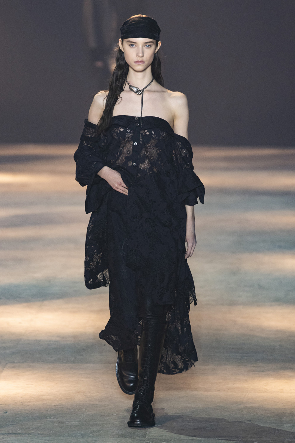 Ann Demeulemeester时装系列轻盈的丝绸连衣裙沿着跑道漂浮-7.jpg