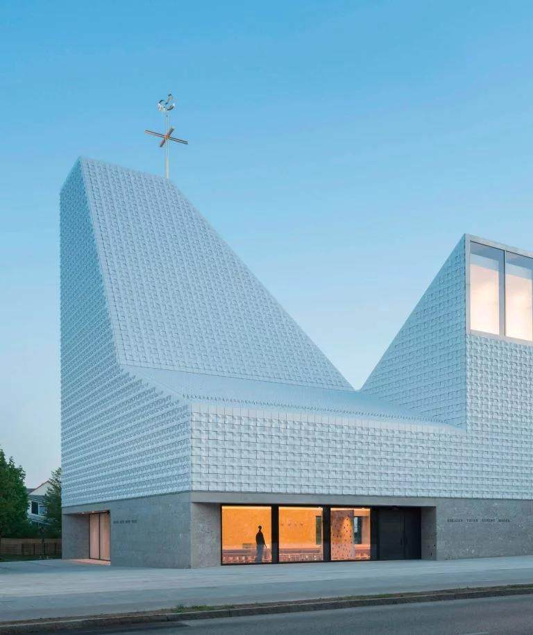 15000个瓷砖赋予屋顶结晶外观：Seliger Pater Rupert Mayer教堂-15.jpg