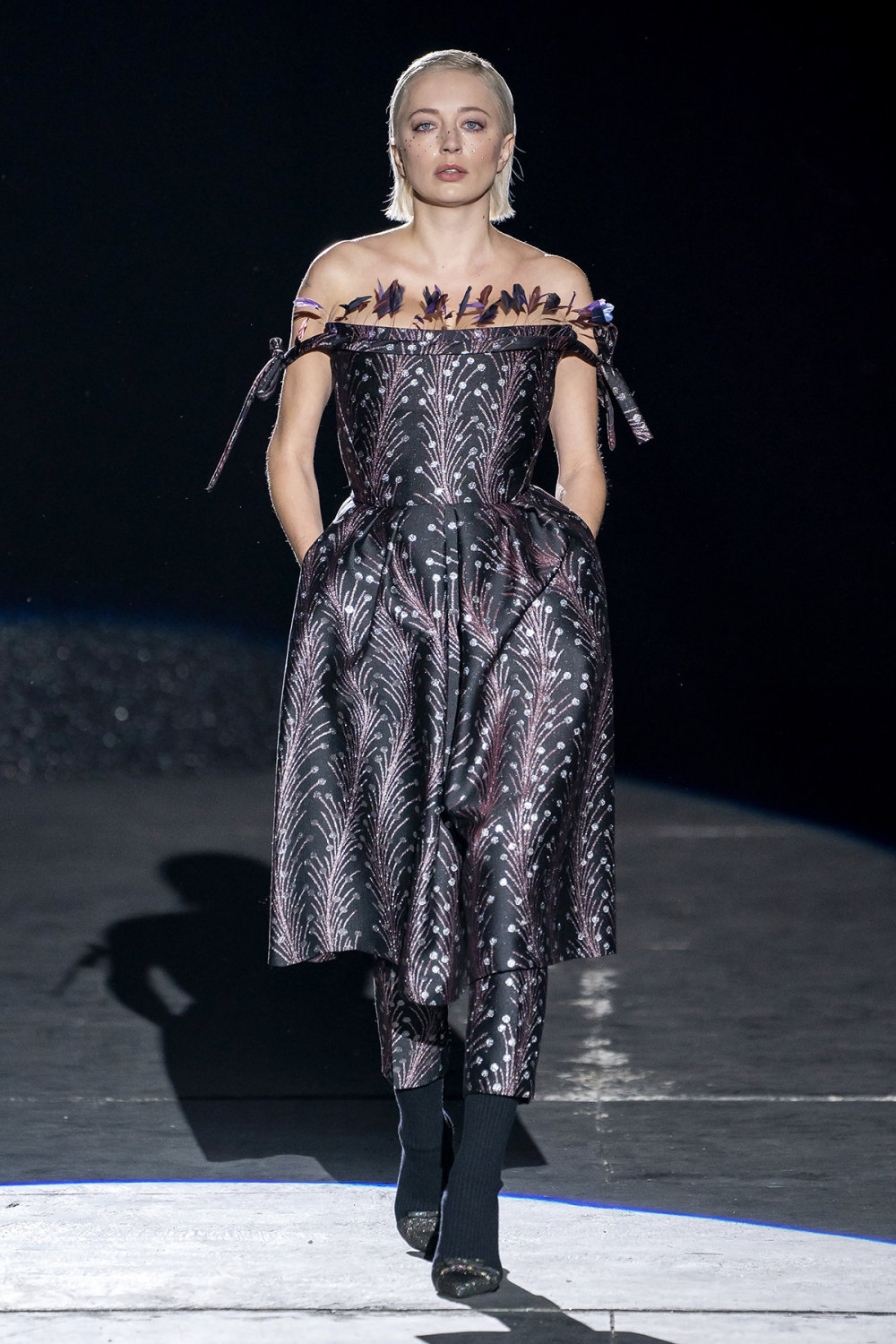 Marco de Vincenzo时装系列設計師将剪裁并拼接成具有深V领连衣裙-13.jpg
