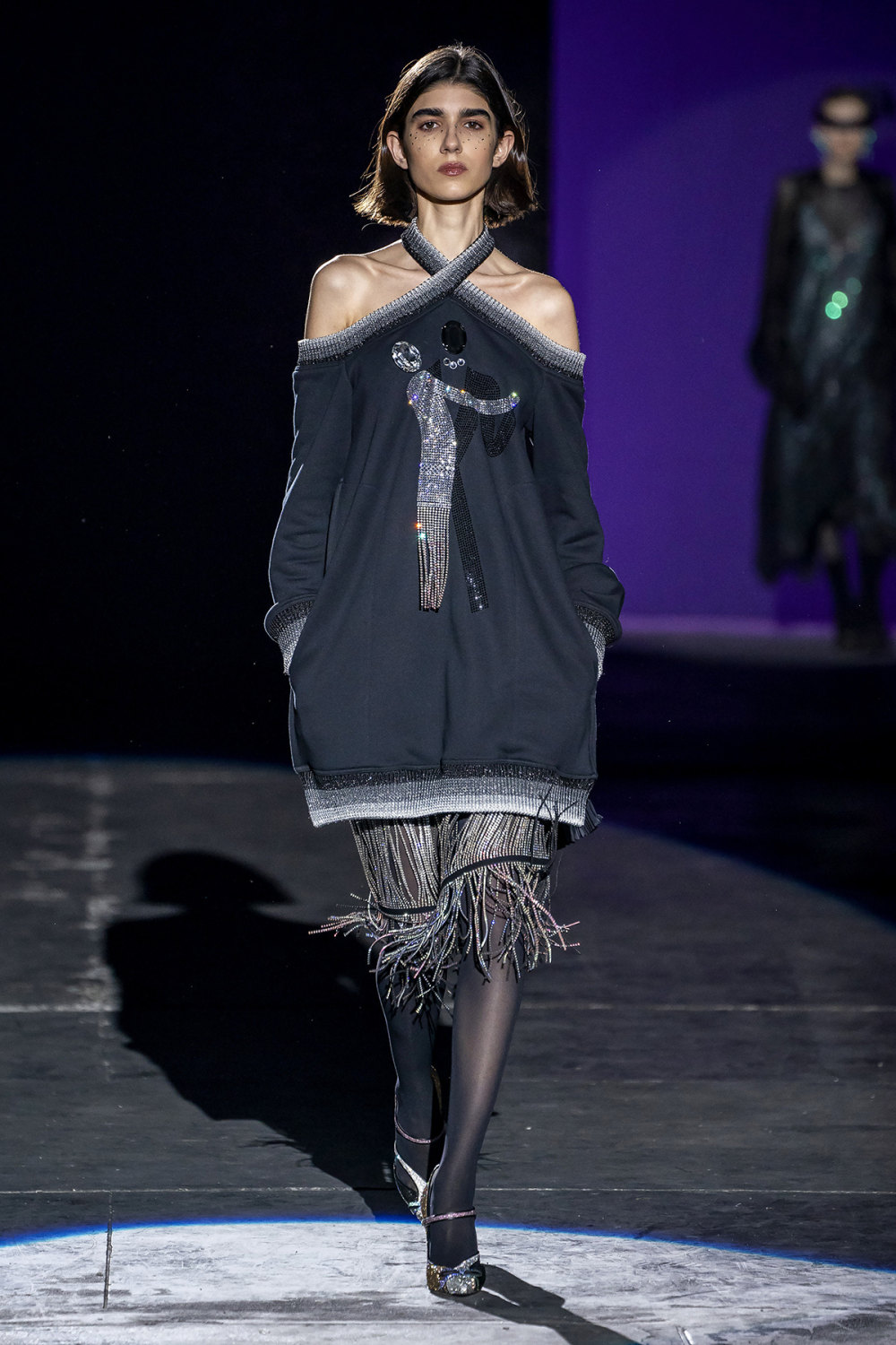 Marco de Vincenzo时装系列設計師将剪裁并拼接成具有深V领连衣裙-15.jpg