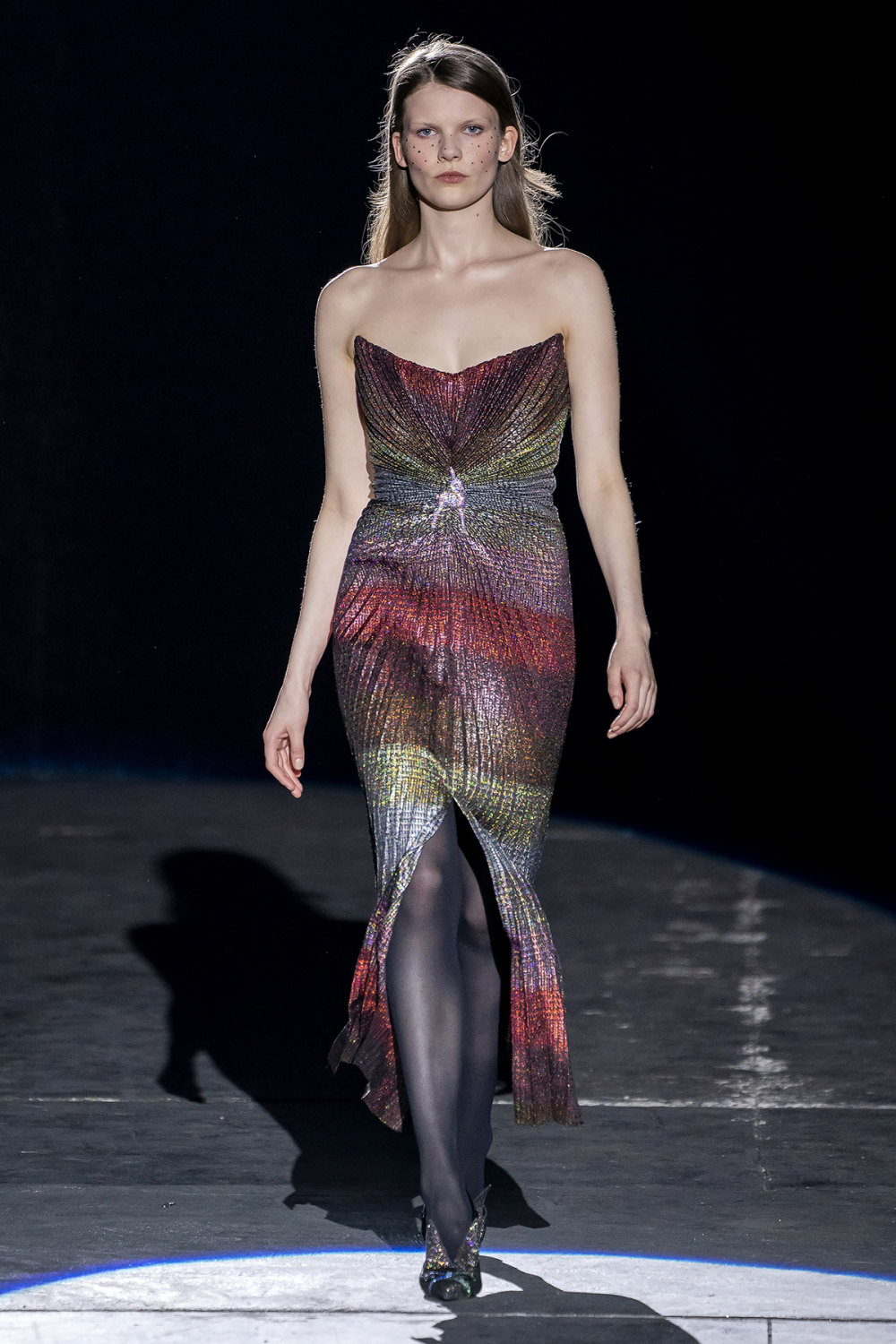 Marco de Vincenzo时装系列設計師将剪裁并拼接成具有深V领连衣裙-25.jpg