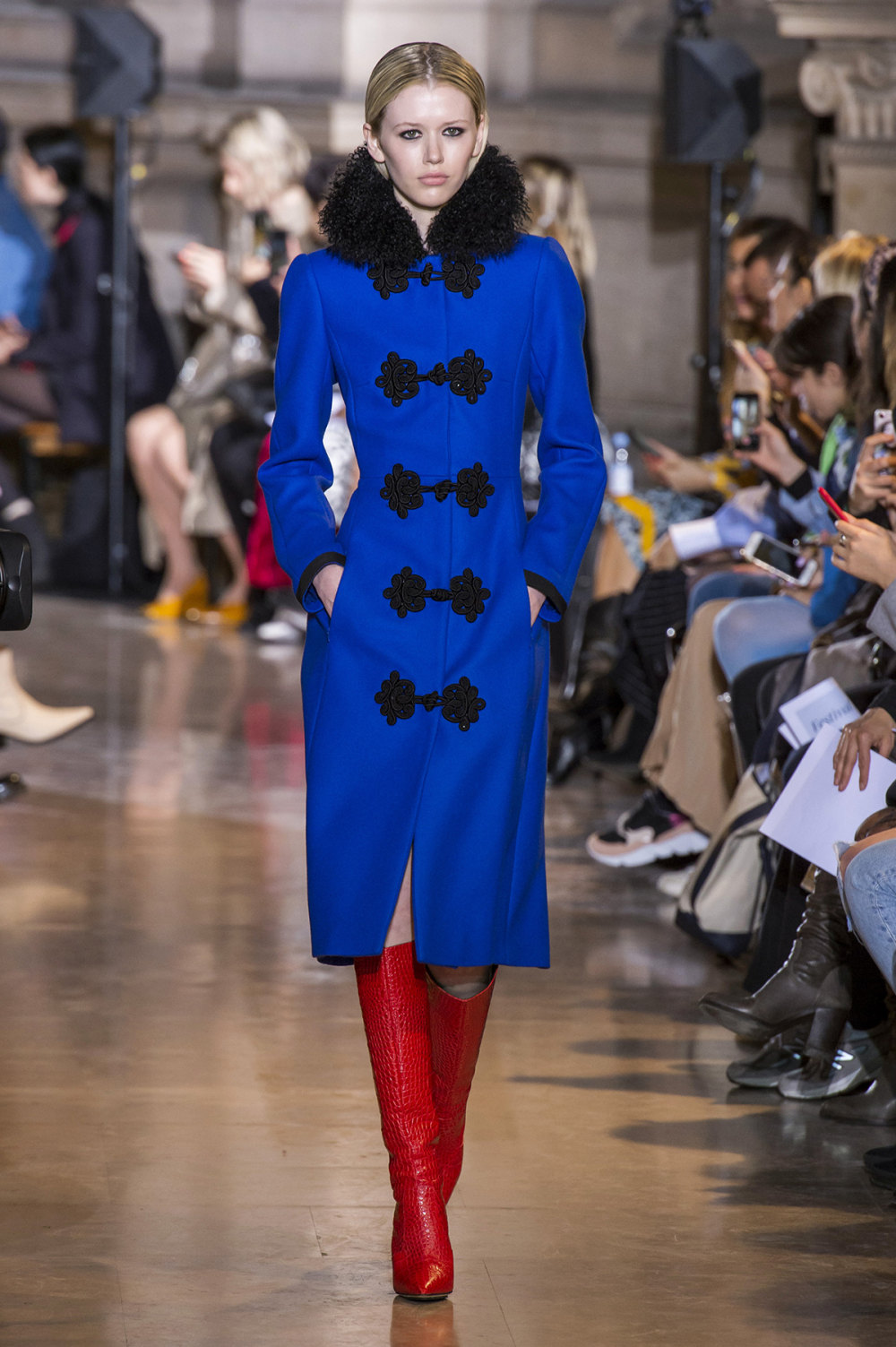Andrew Gn时装系列充满活力的礼服和长裙采用可爱的大胆菊花印花-5.jpg
