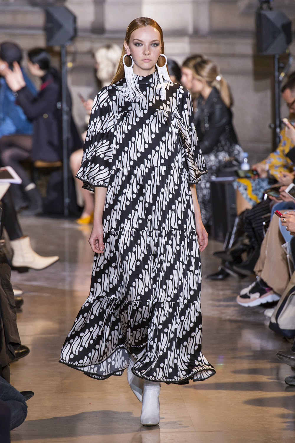 Andrew Gn时装系列充满活力的礼服和长裙采用可爱的大胆菊花印花-14.jpg