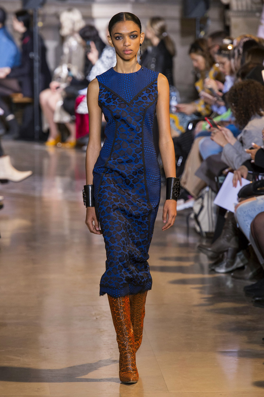 Andrew Gn时装系列充满活力的礼服和长裙采用可爱的大胆菊花印花-20.jpg