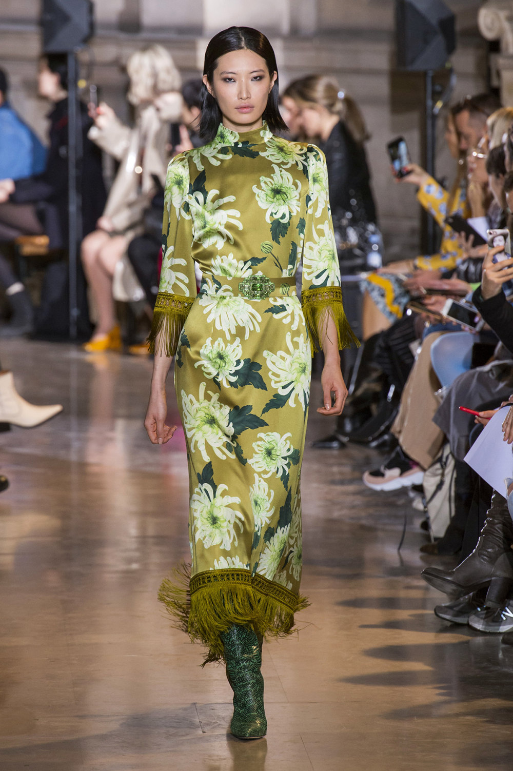 Andrew Gn时装系列充满活力的礼服和长裙采用可爱的大胆菊花印花-37.jpg