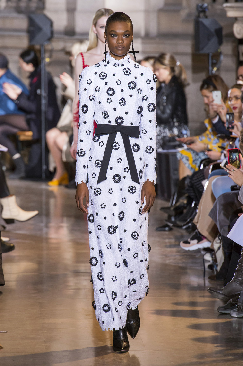 Andrew Gn时装系列充满活力的礼服和长裙采用可爱的大胆菊花印花-44.jpg