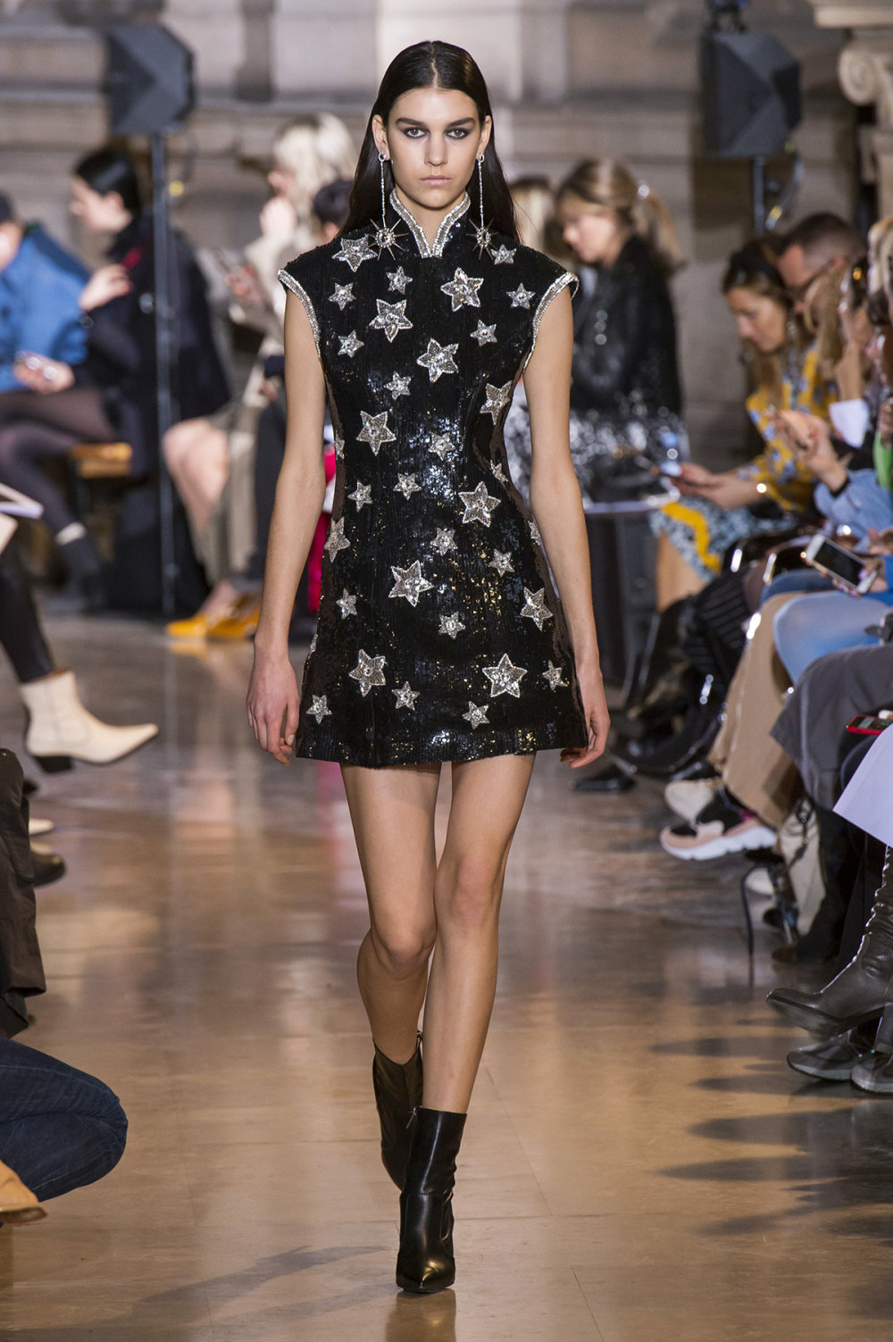 Andrew Gn时装系列充满活力的礼服和长裙采用可爱的大胆菊花印花-47.jpg