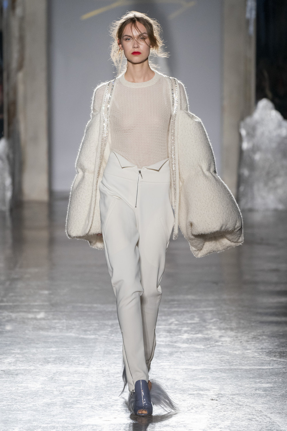 Genny时装系列将黑豹印花混合在一起搭配宽松梦幻般的白色礼服-2.jpg