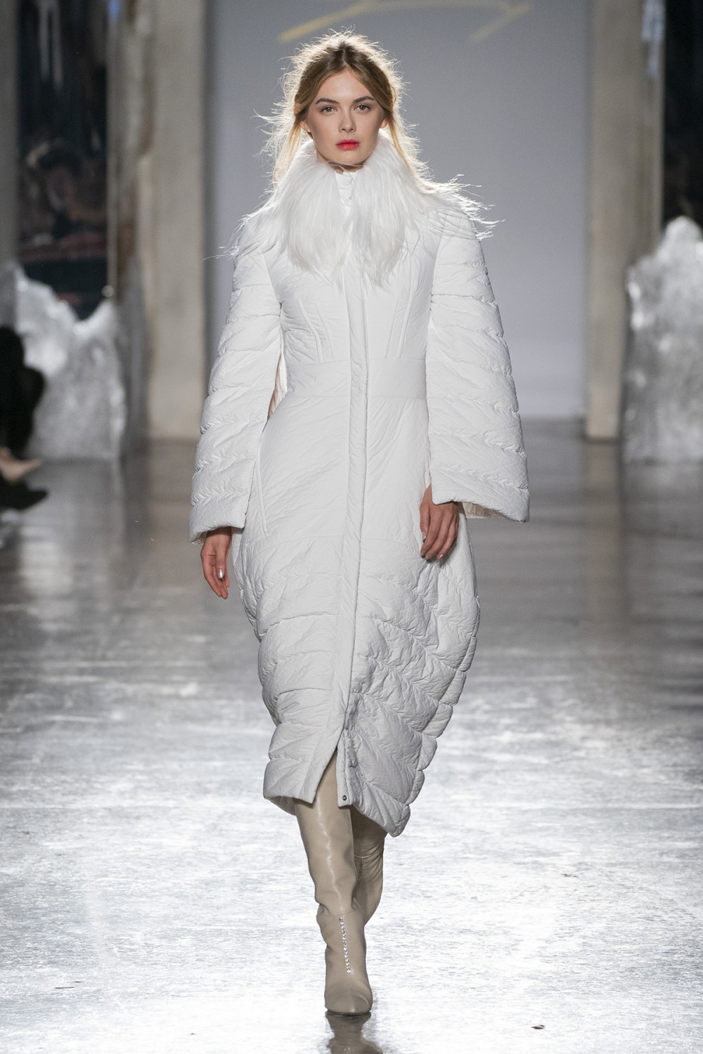 Genny时装系列将黑豹印花混合在一起搭配宽松梦幻般的白色礼服-3.jpg
