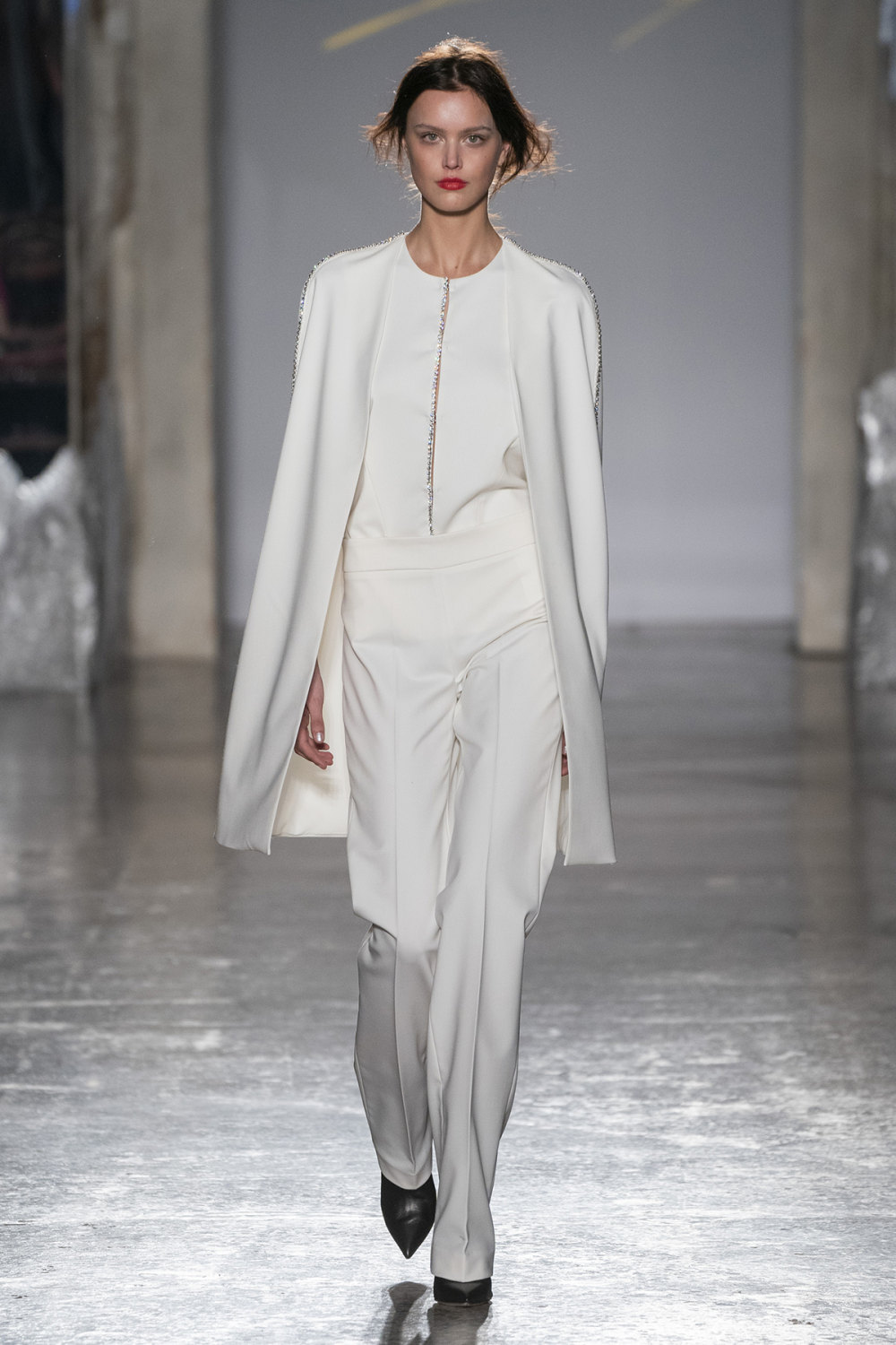 Genny时装系列将黑豹印花混合在一起搭配宽松梦幻般的白色礼服-11.jpg