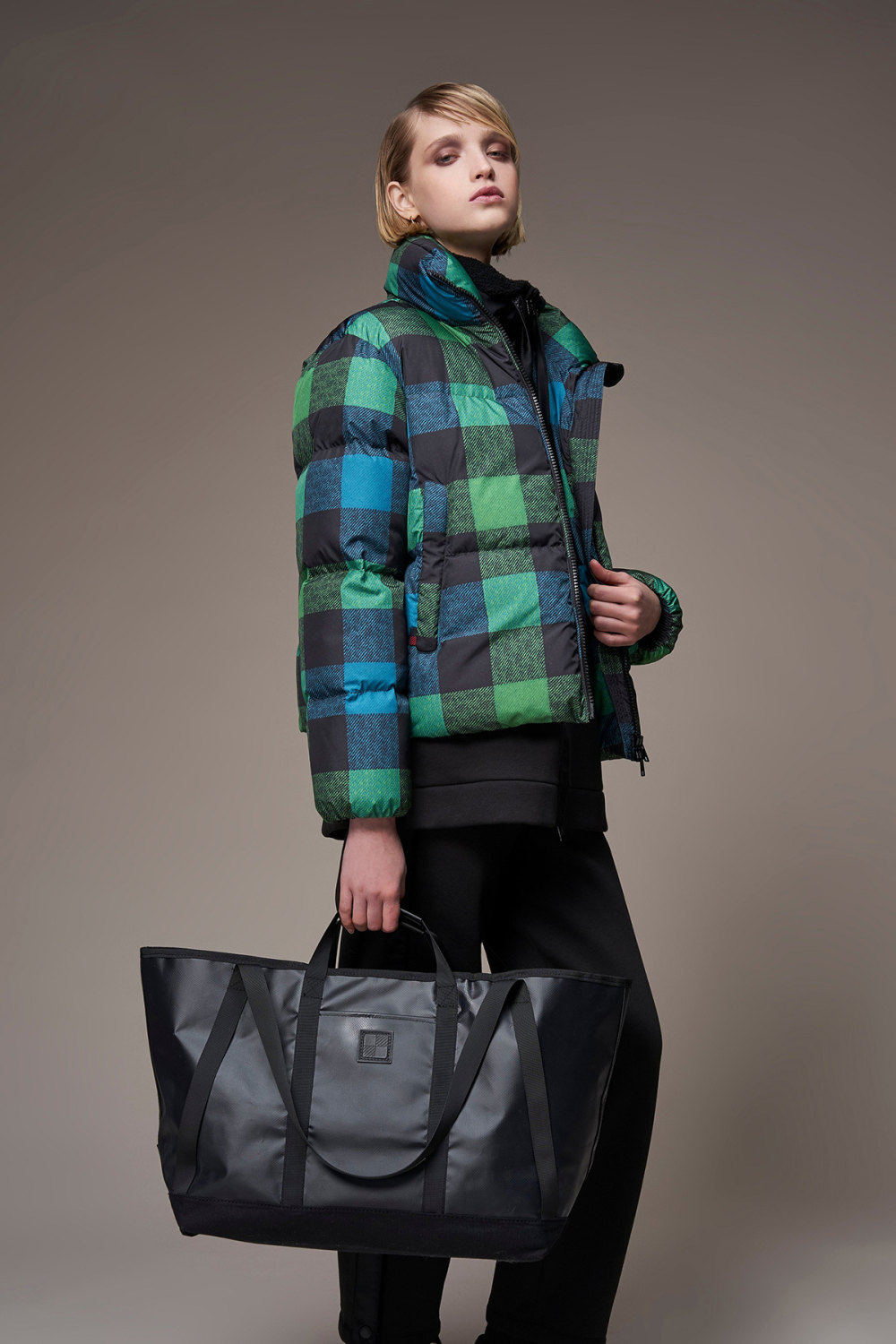 Woolrich时装系列用一种特殊的棉和尼龙混纺面料制成的带衬垫大衣-8.jpg