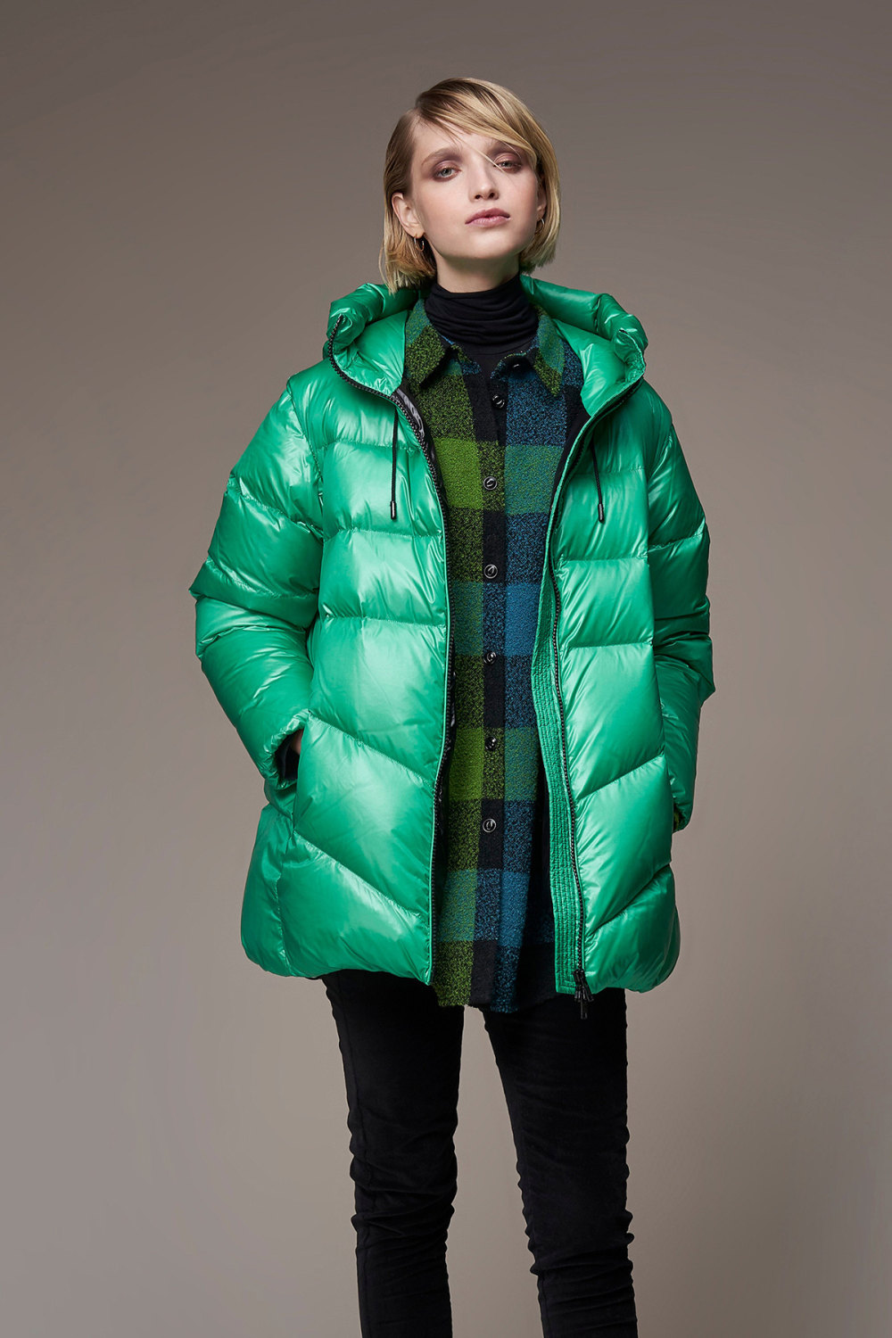 Woolrich时装系列用一种特殊的棉和尼龙混纺面料制成的带衬垫大衣-9.jpg