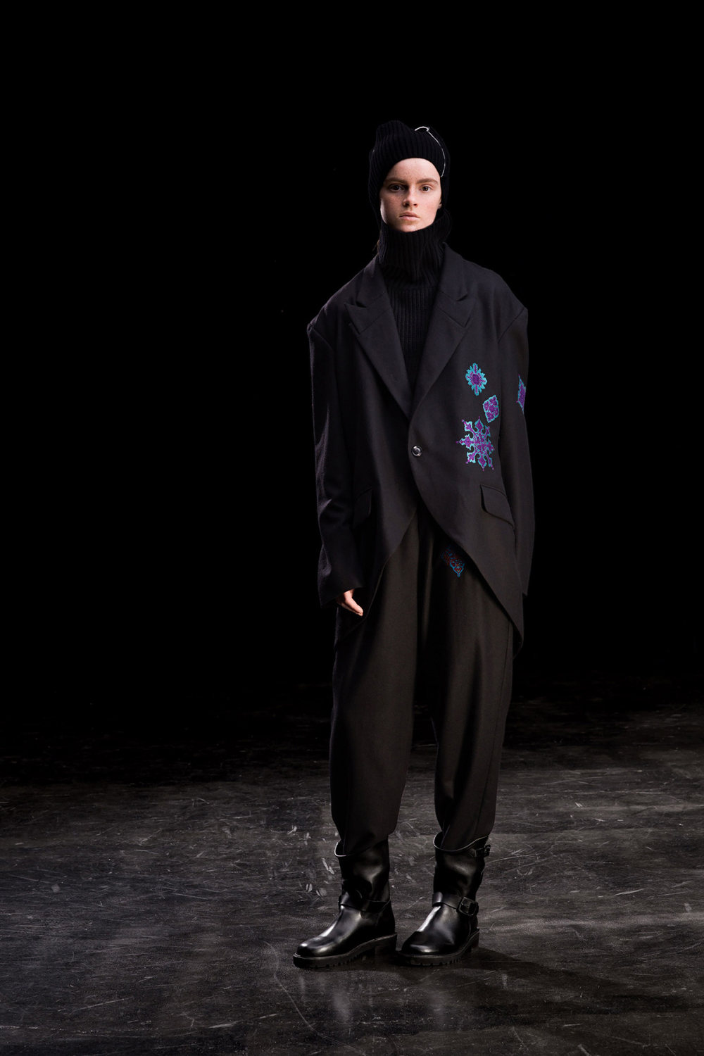 Y’s时装系列黑色系列的一个关键主题是透明度标志性的华达呢外套-31.jpg
