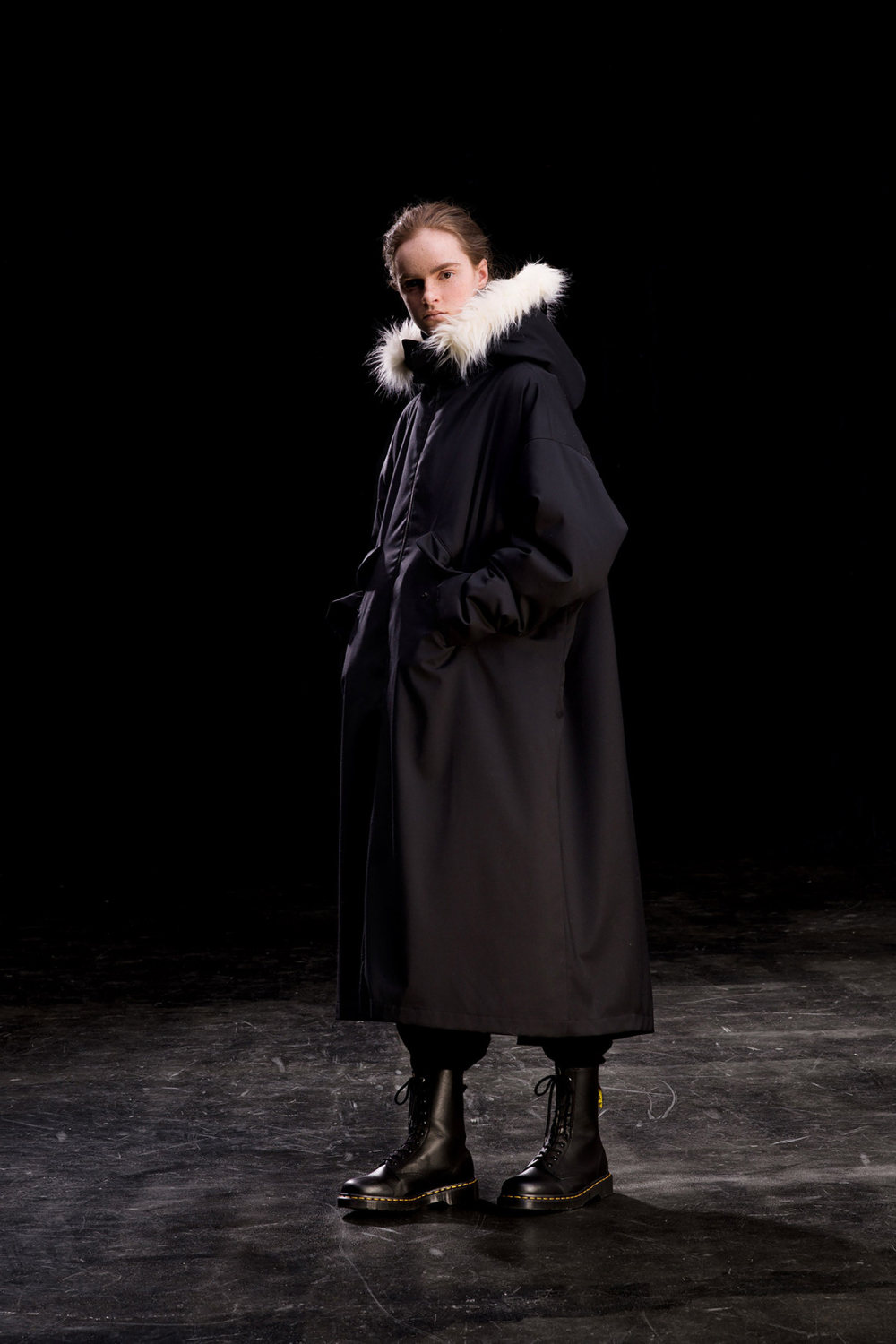 Y’s时装系列黑色系列的一个关键主题是透明度标志性的华达呢外套-35.jpg