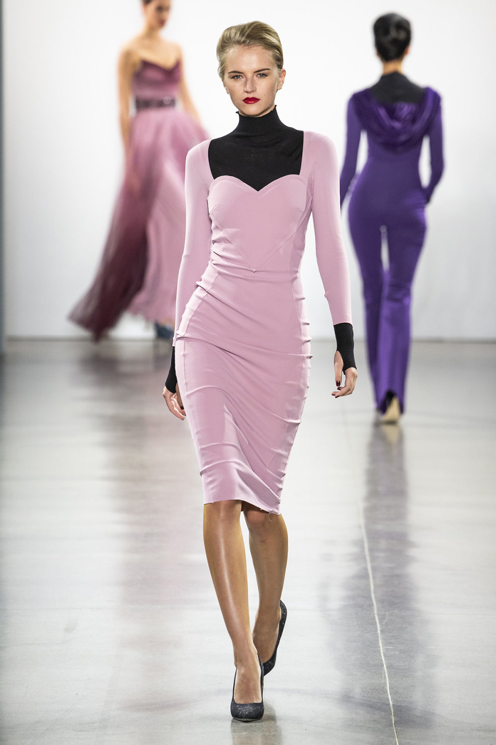 CBLPR时装系列設計師穿着针织连衣裙薄纱袖和衣身上的心形软装设计-21.jpg