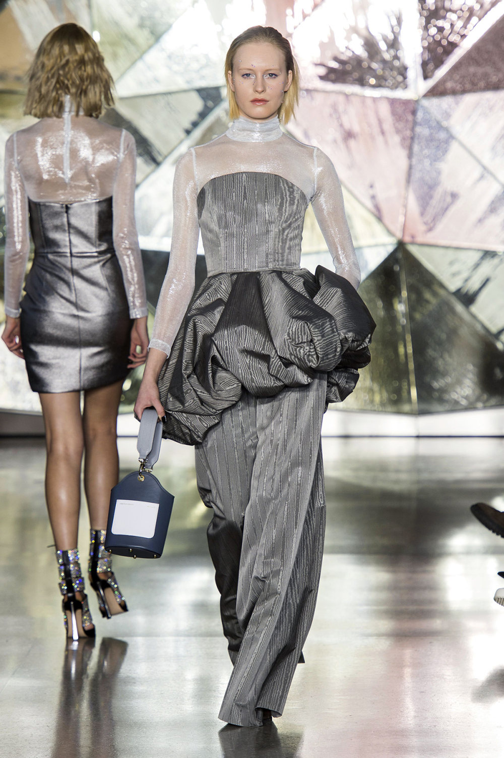 Christian Siriano时装系列使用挑剔的臀部垂褶精致的黑色笼子裙-9.jpg