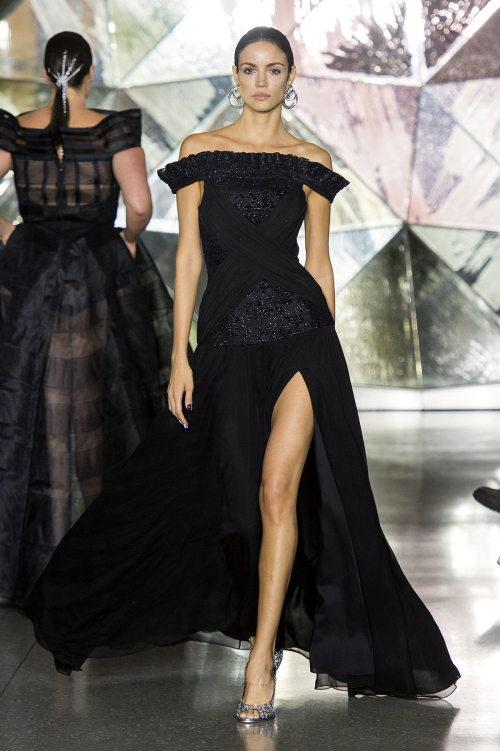 Christian Siriano时装系列使用挑剔的臀部垂褶精致的黑色笼子裙-31.jpg
