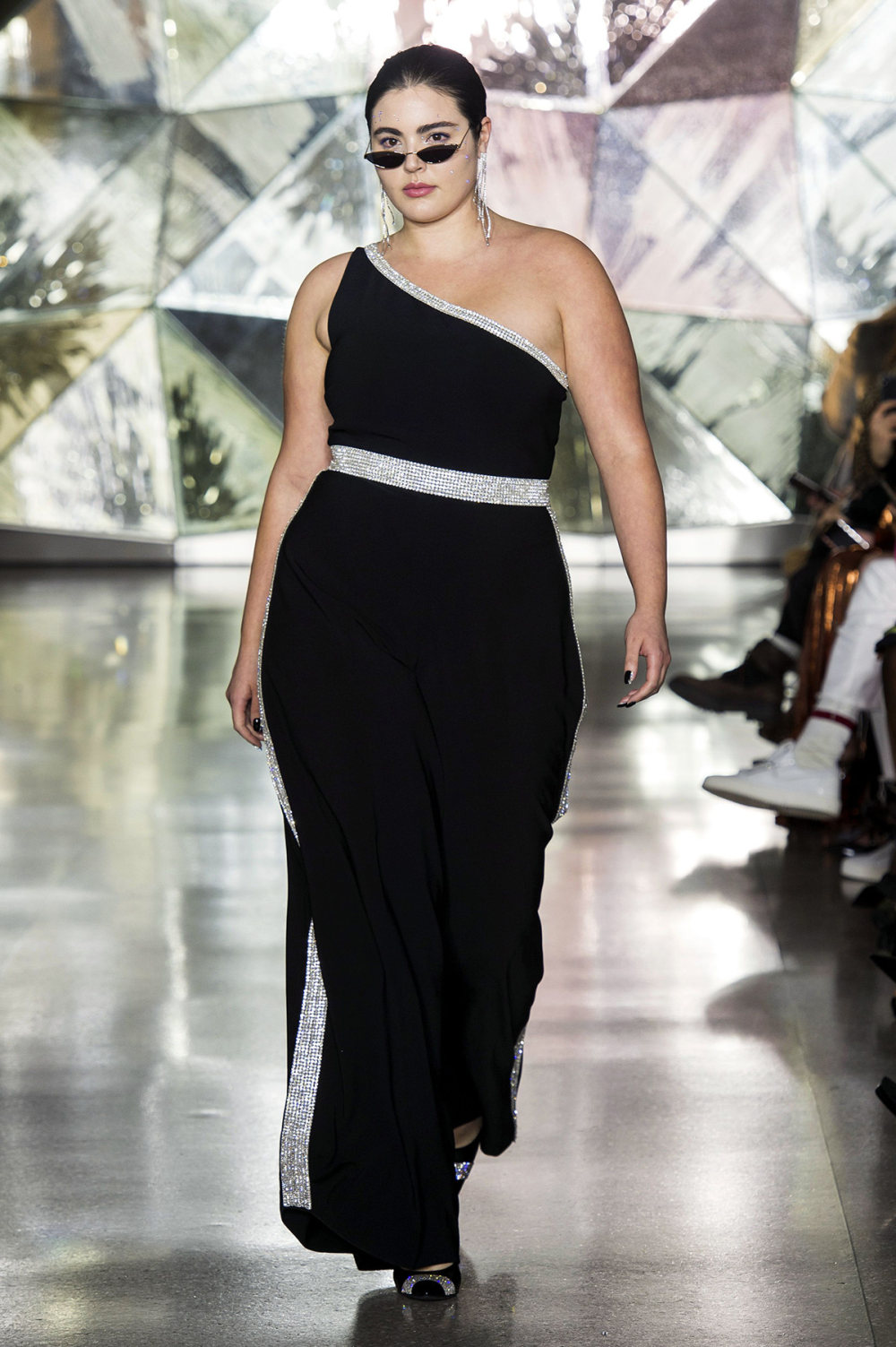 Christian Siriano时装系列使用挑剔的臀部垂褶精致的黑色笼子裙-39.jpg