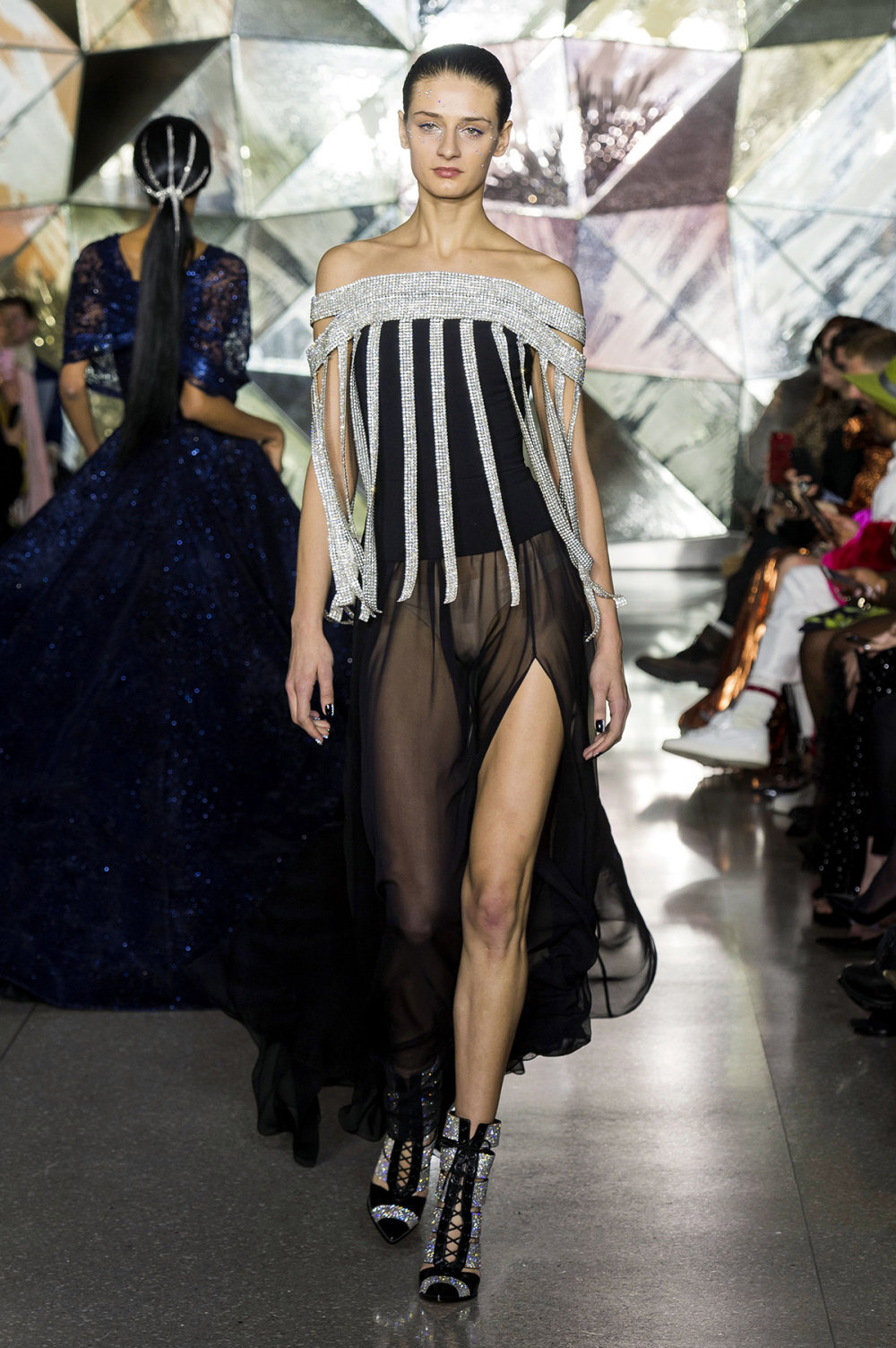 Christian Siriano时装系列使用挑剔的臀部垂褶精致的黑色笼子裙-51.jpg