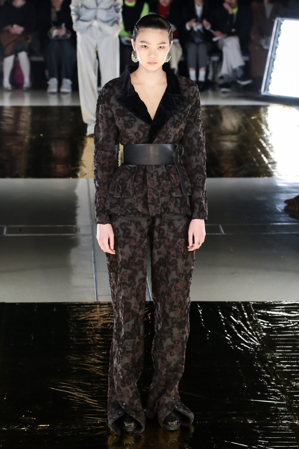 Malamute时装系列搭配一件带有象牙色斑点的冷肩黑色毛衣-3.jpg