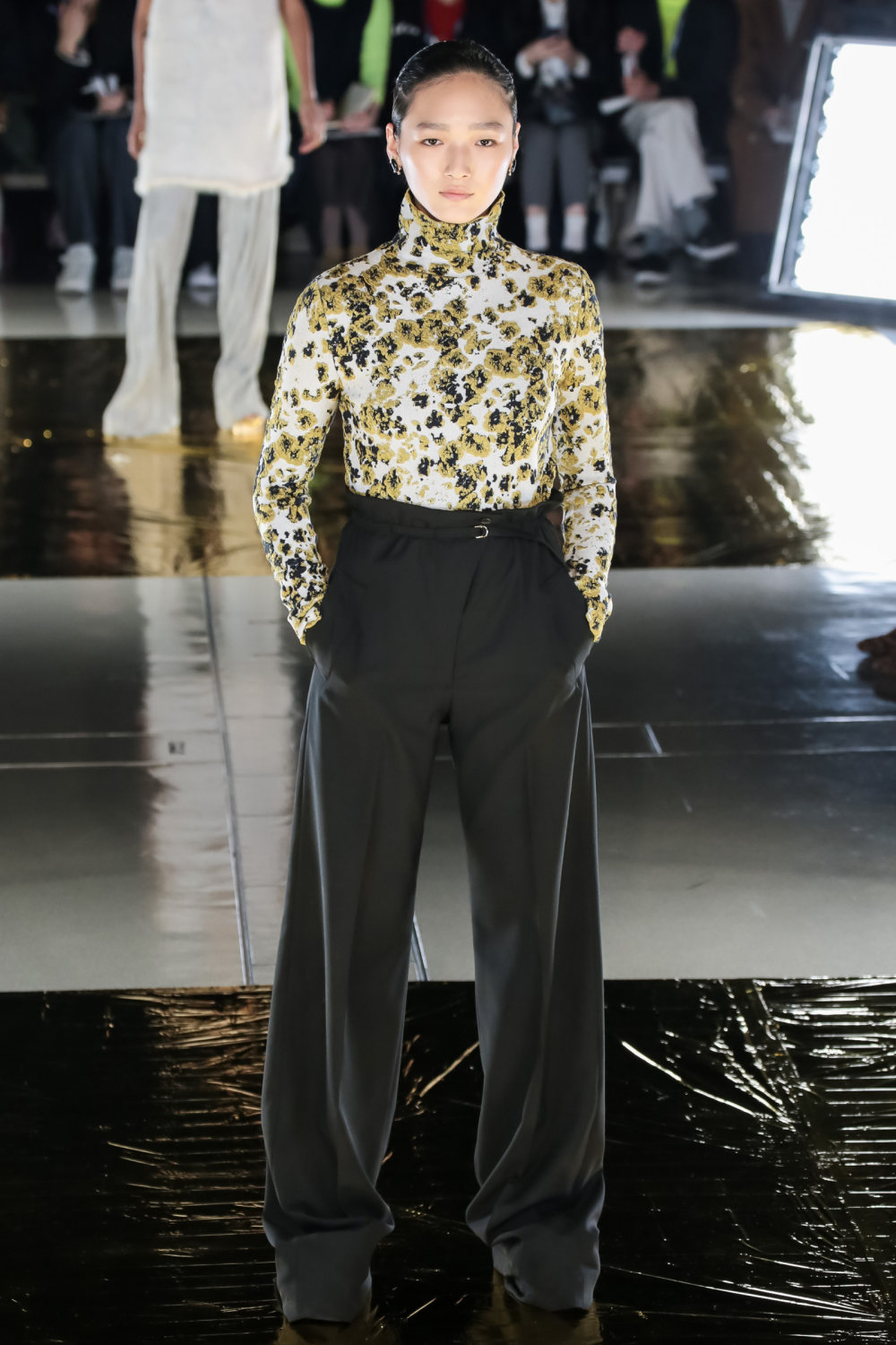 Malamute时装系列搭配一件带有象牙色斑点的冷肩黑色毛衣-17.jpg