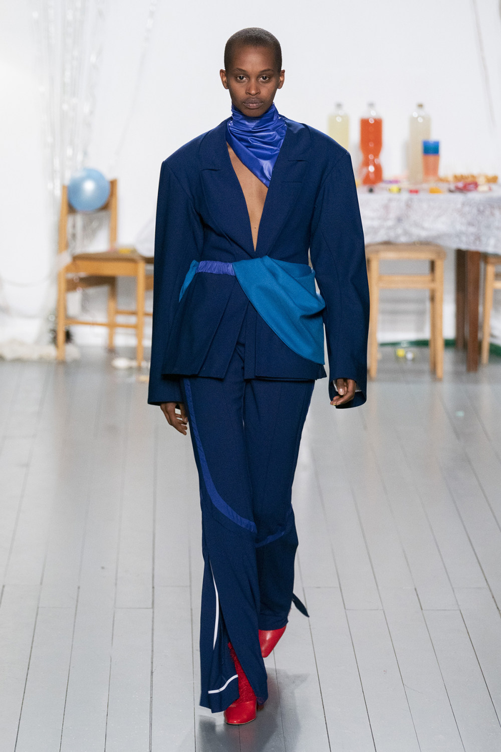 Richard Malone时装系列带有流苏的旋转图案和蓝色丝绸长裤和上衣-1.jpg