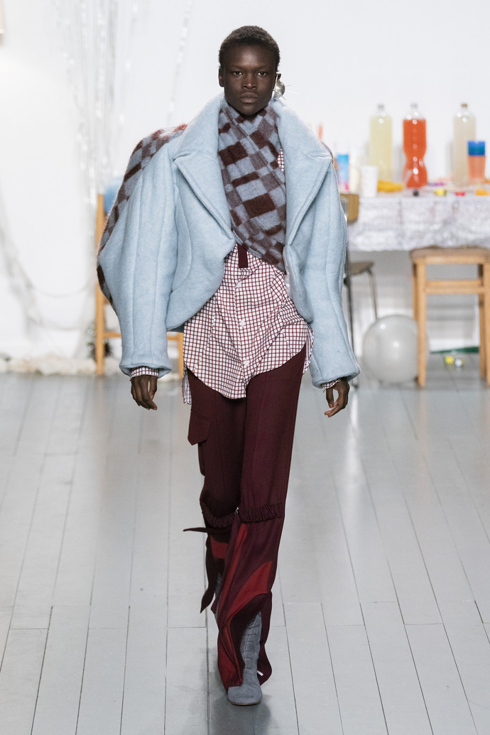 Richard Malone时装系列带有流苏的旋转图案和蓝色丝绸长裤和上衣-11.jpg