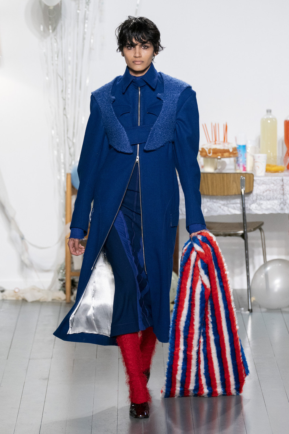 Richard Malone时装系列带有流苏的旋转图案和蓝色丝绸长裤和上衣-23.jpg