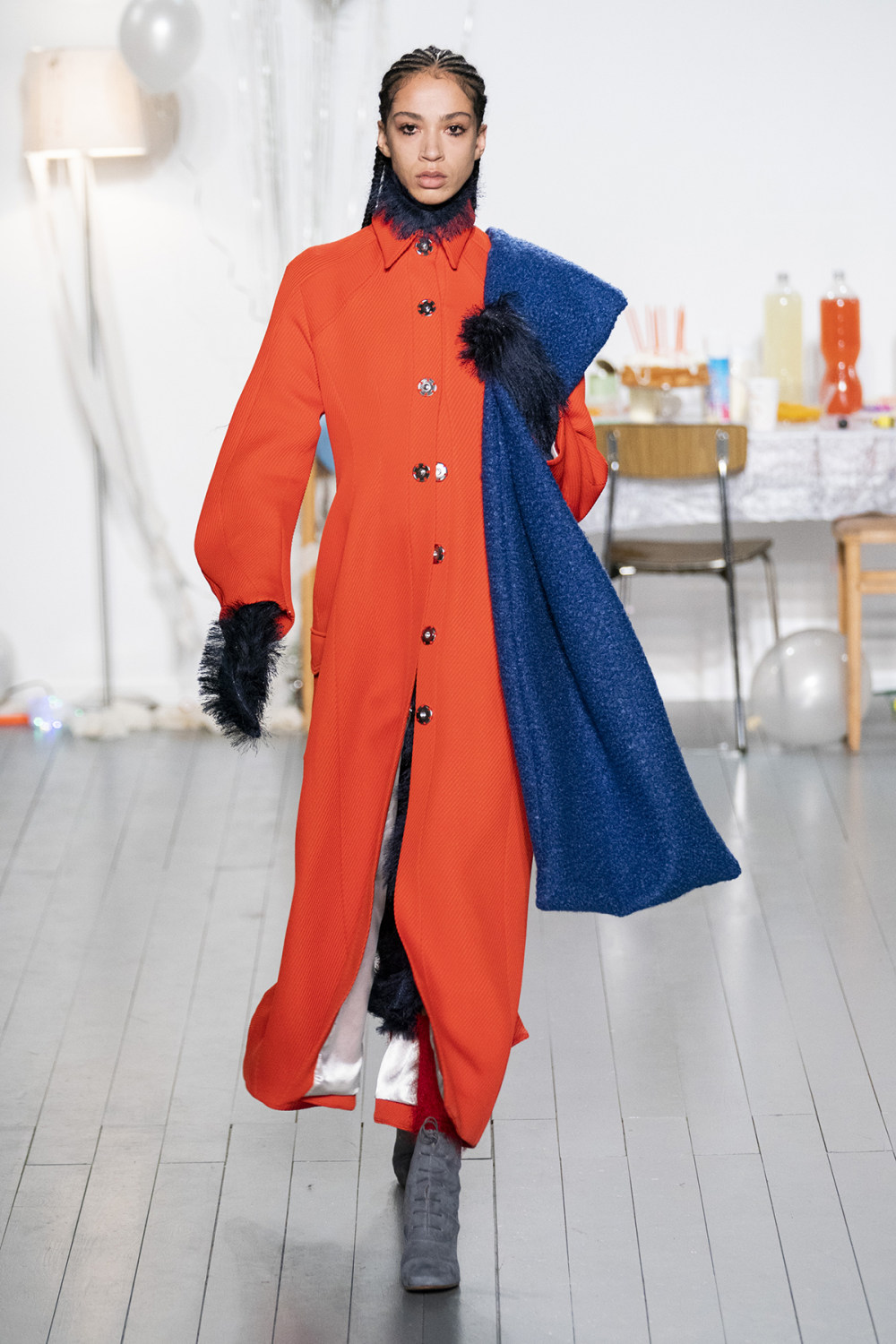 Richard Malone时装系列带有流苏的旋转图案和蓝色丝绸长裤和上衣-25.jpg