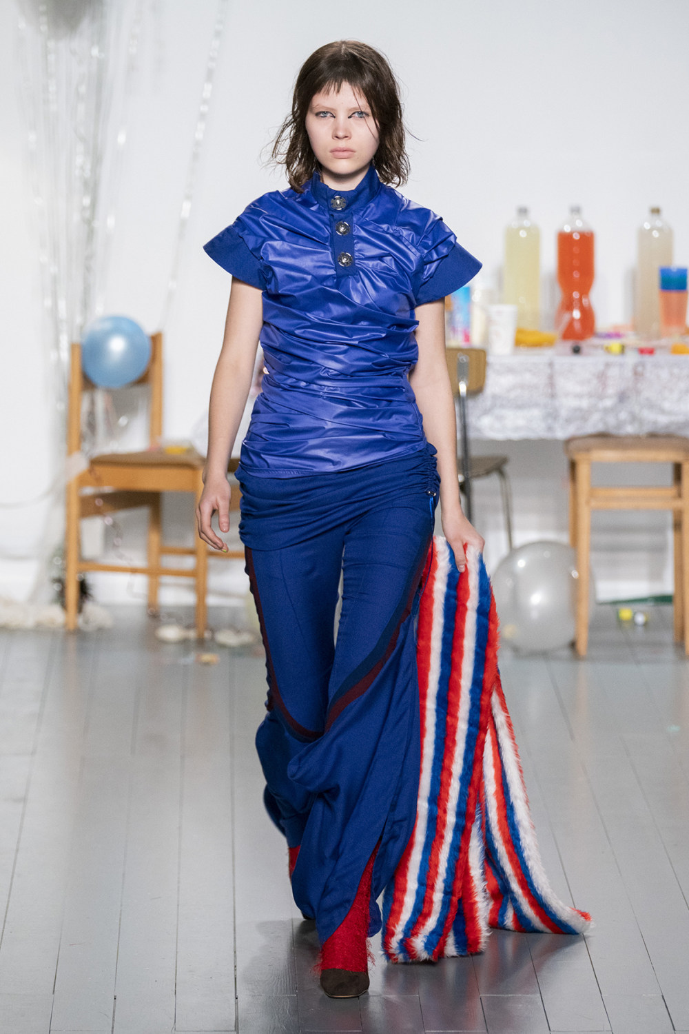 Richard Malone时装系列带有流苏的旋转图案和蓝色丝绸长裤和上衣-26.jpg