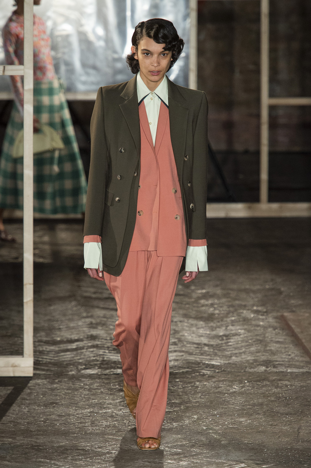 Rejina Pyo时装系列领带式衬衫和休闲连帽衫与男士剪裁形成对比-5.jpg