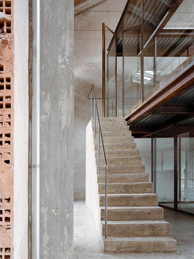 AMAA建築公司自己的办公室设在意大利阿尔兹尼亚诺的一个旧工厂内-11.jpg