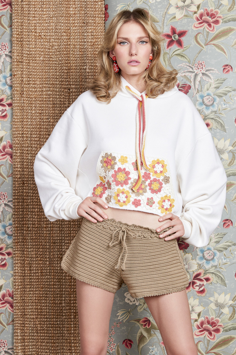 Alanui时装系列标志性的超大号毛衣外钩针编织花朵和刺绣蜂鸟-4.jpg