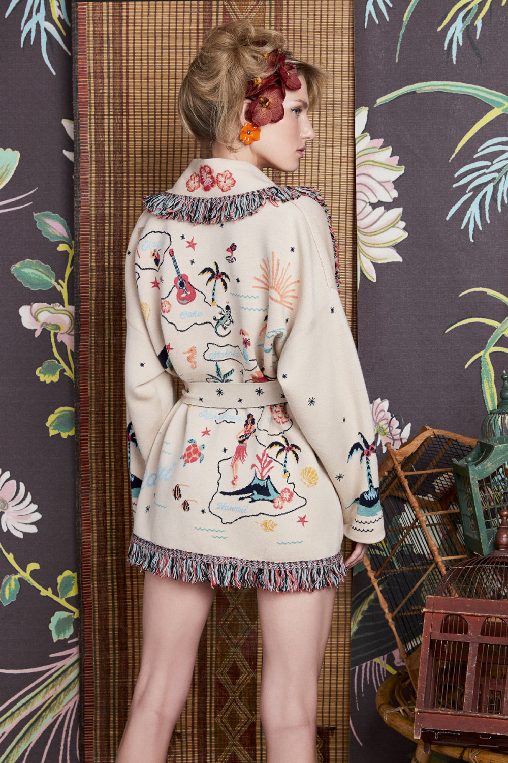 Alanui时装系列标志性的超大号毛衣外钩针编织花朵和刺绣蜂鸟-17.jpg