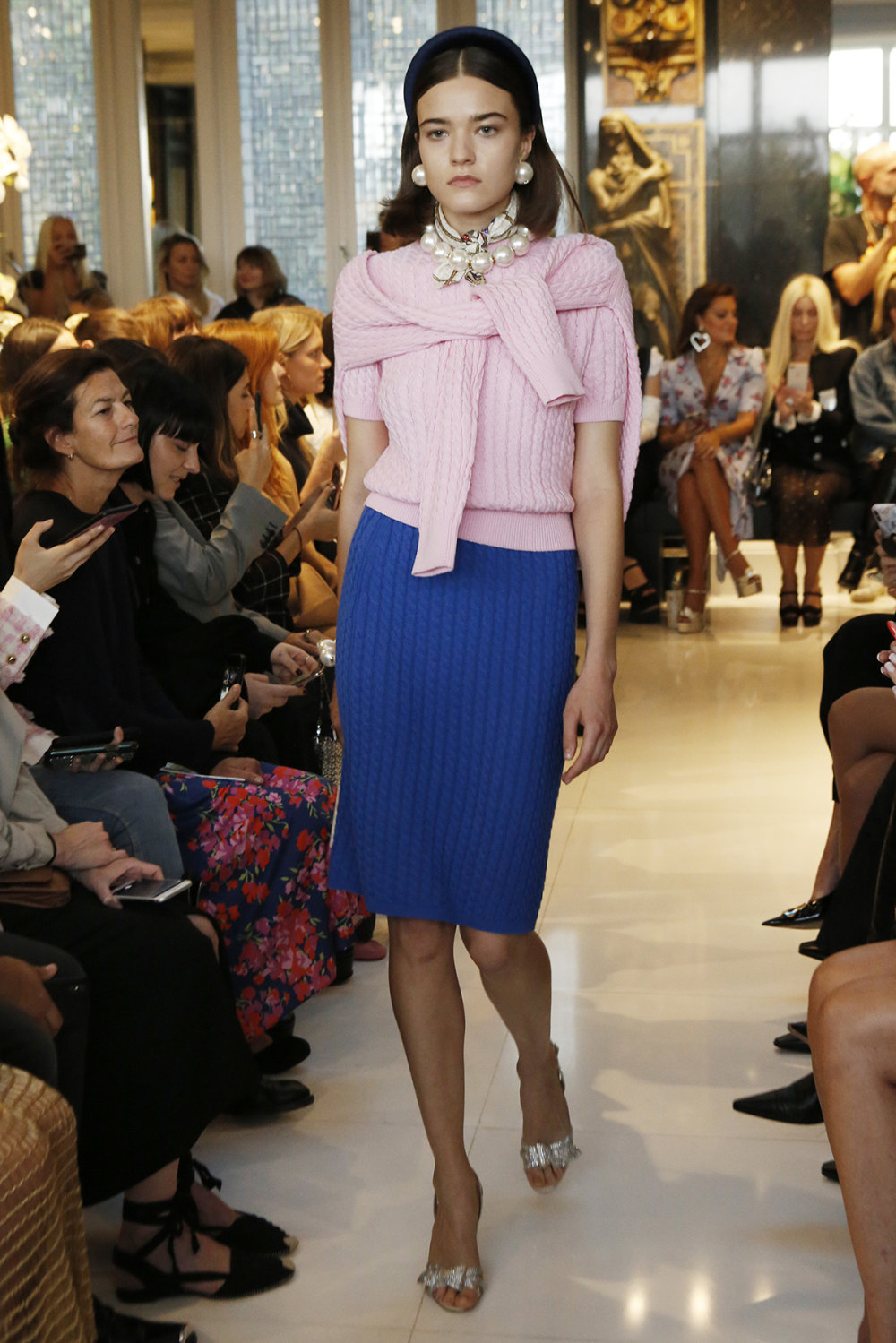 Alessandra Rich时装系列带有大项圈的圆点花纹衬衫搭配珍珠纽扣-2.jpg