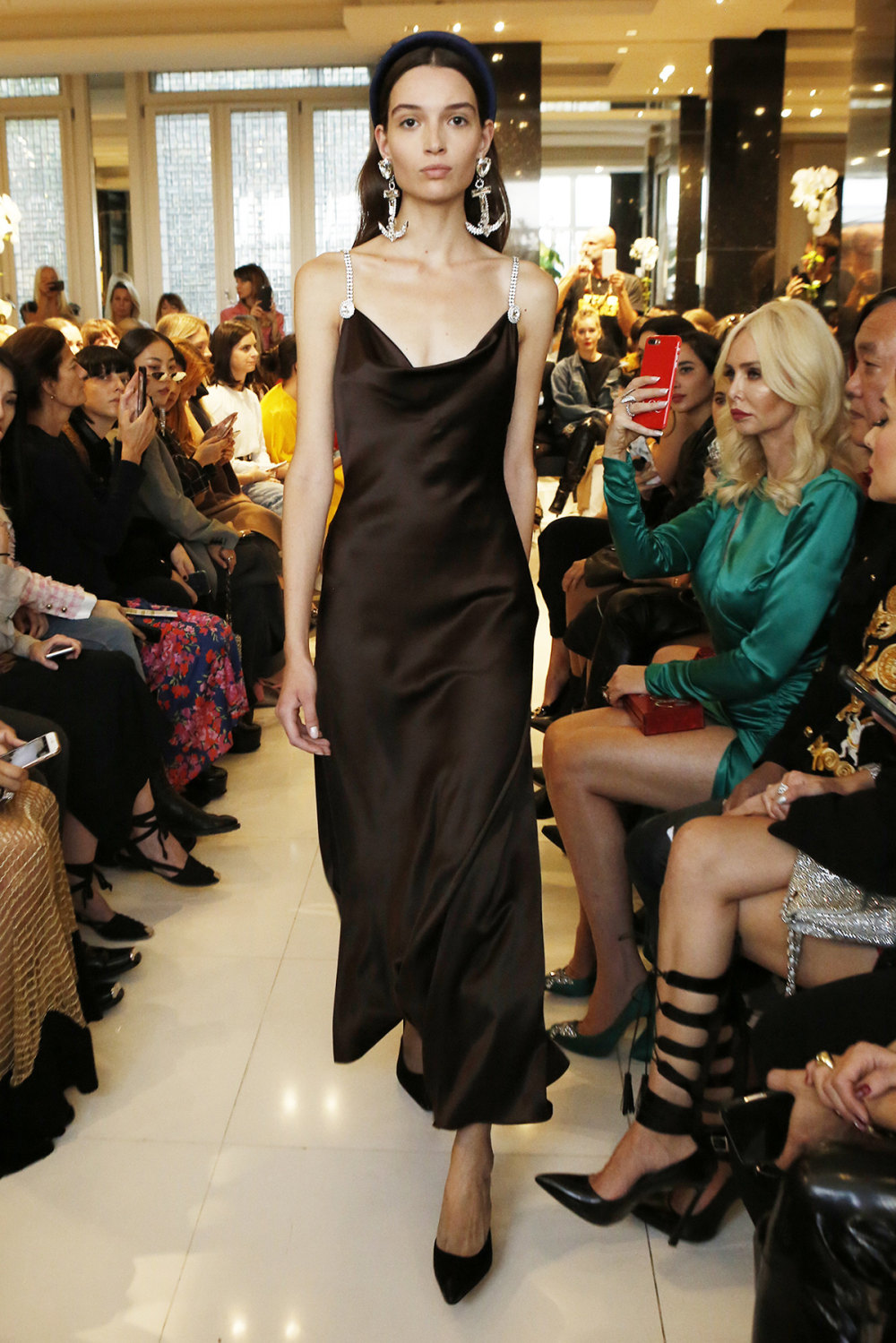 Alessandra Rich时装系列带有大项圈的圆点花纹衬衫搭配珍珠纽扣-31.jpg