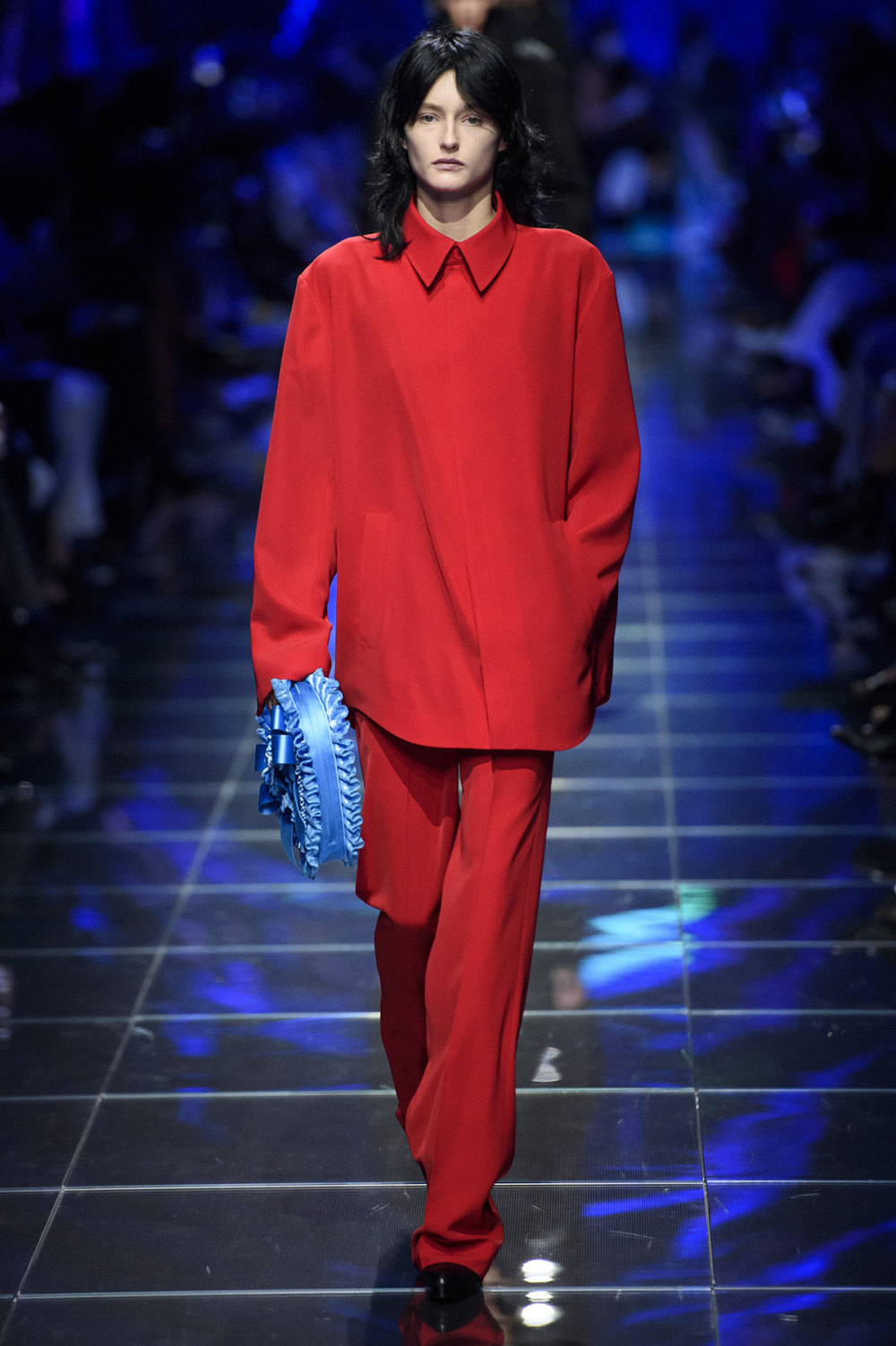 Balenciaga时装系列有一个正方形的尖肩用于外套和连衣裙-35.jpg