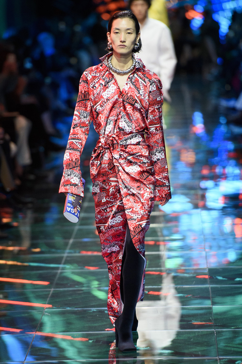 Balenciaga时装系列有一个正方形的尖肩用于外套和连衣裙-38.jpg