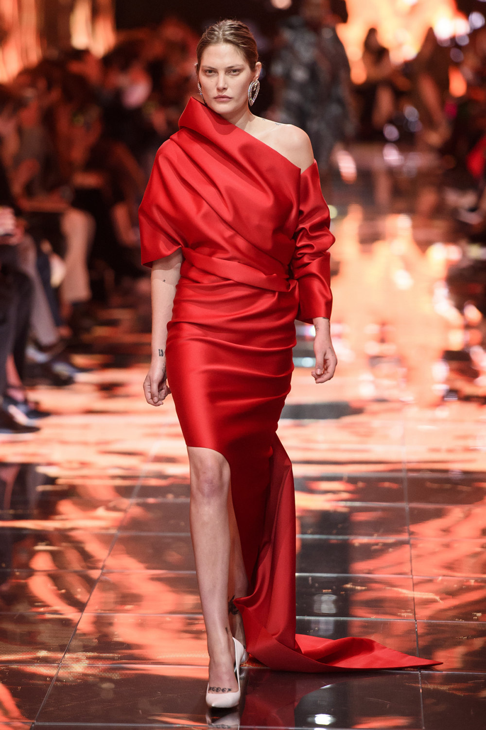 Balenciaga时装系列有一个正方形的尖肩用于外套和连衣裙-42.jpg