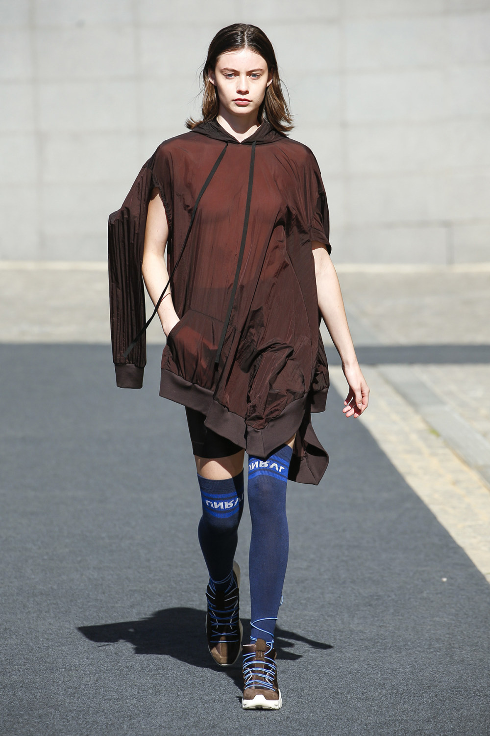 Unravel时装系列穿着超大号运动裤和派克大衣简约运动文胸-2.jpg