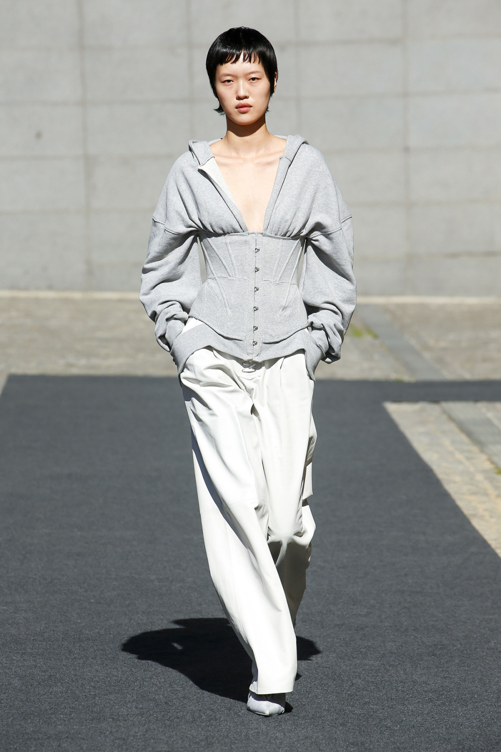 Unravel时装系列穿着超大号运动裤和派克大衣简约运动文胸-20.jpg