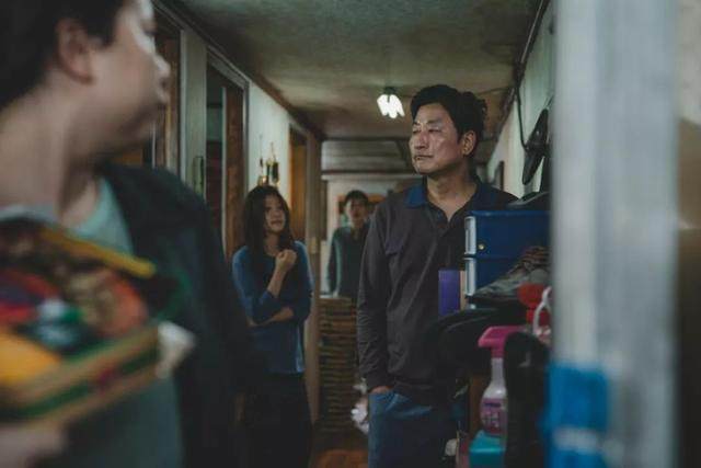 富人住混凝土豪华住宅，穷人睡地下室，贫富差距是个永恒的话题-3.jpg