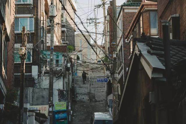 富人住混凝土豪华住宅，穷人睡地下室，贫富差距是个永恒的话题-4.jpg